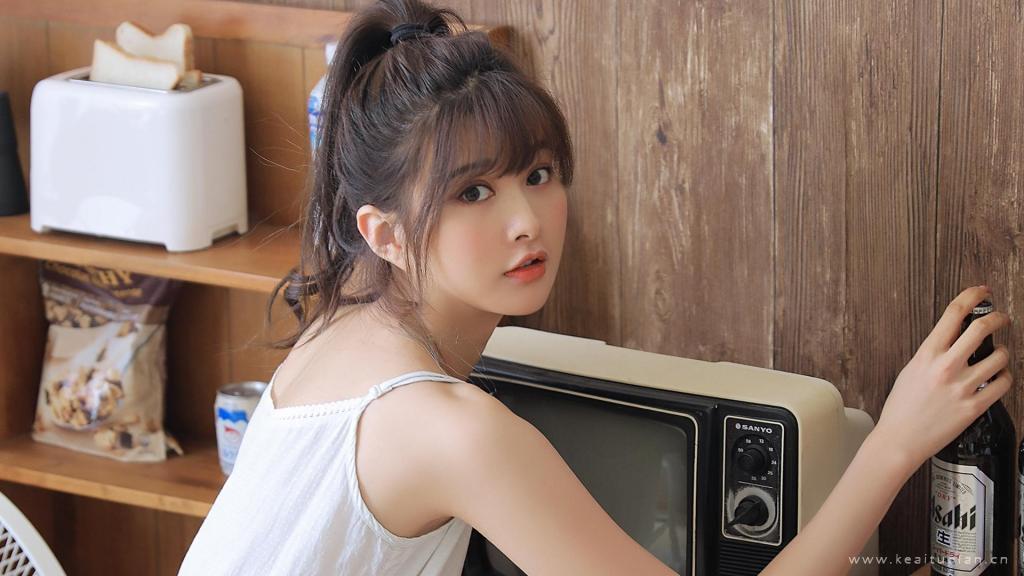 吊带裙睡衣美女性感露肩甜美少女写真高清壁纸图