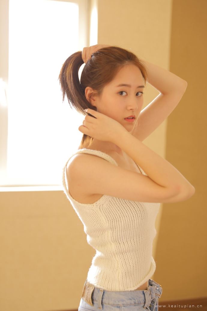 午后唯美阳光美女白背心牛仔裤居家迷人写真高清图片