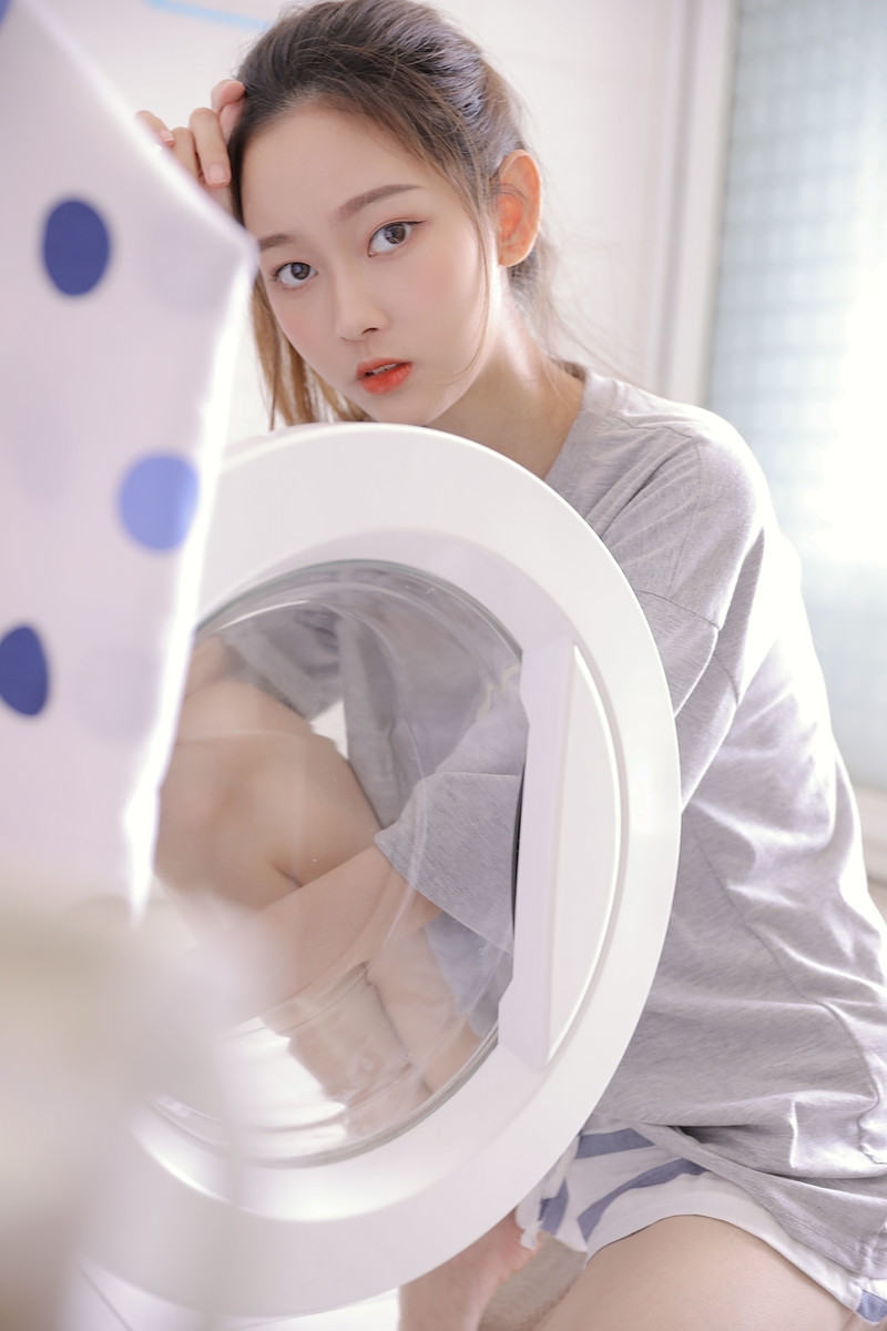 柔若无骨的小美人清纯活泼私房写真图片