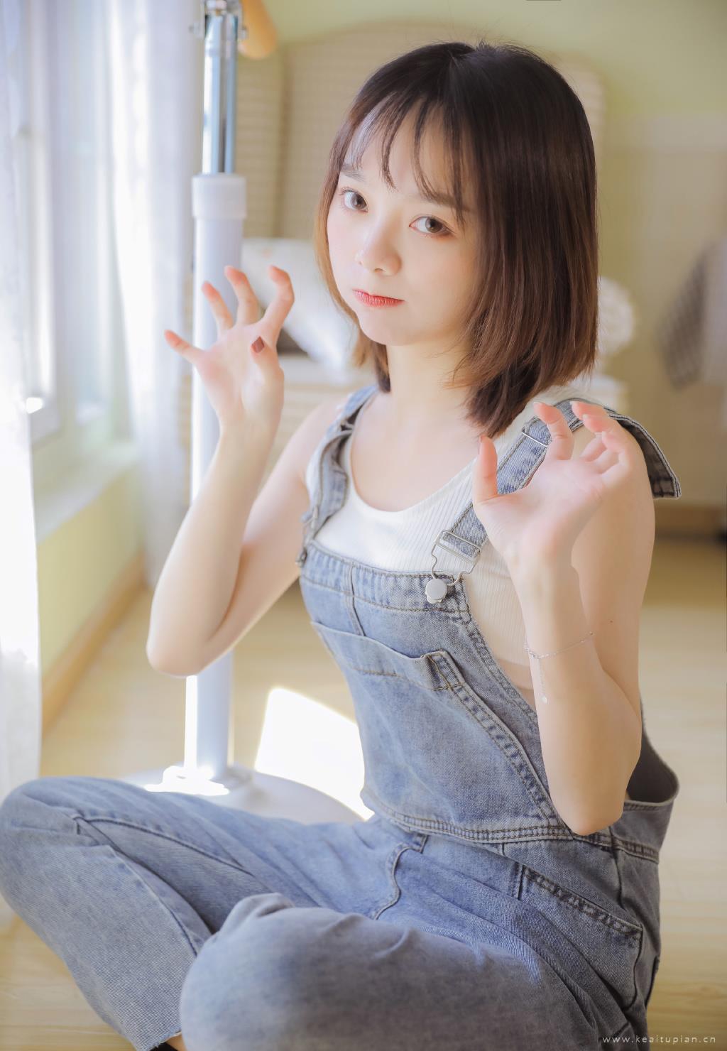 日系美女可爱背带裤童真高清写真图片大全