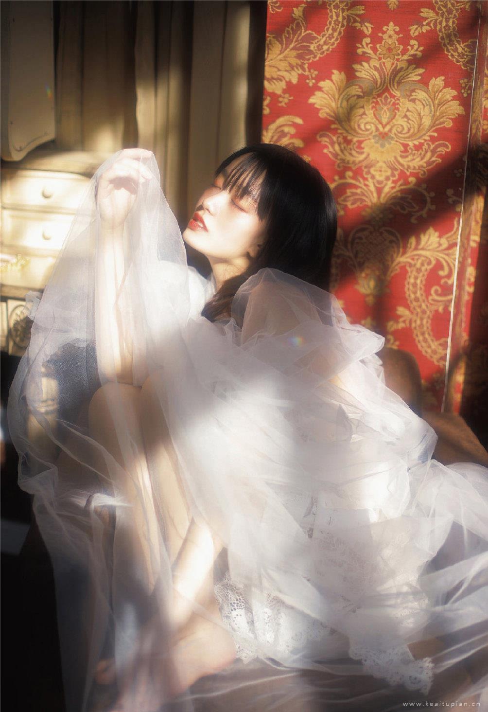 超仙气的白色透视纱裙美女性感迷人写真图片大全