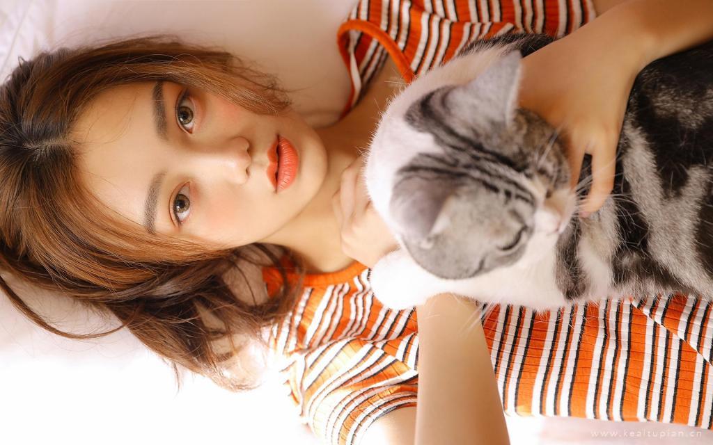 居家美女日常撸猫养眼白嫩私房精致写真图片桌面壁纸