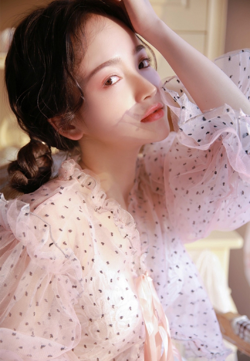 漂亮粉嫩小女生半透明蕾丝装明媚写真图片
