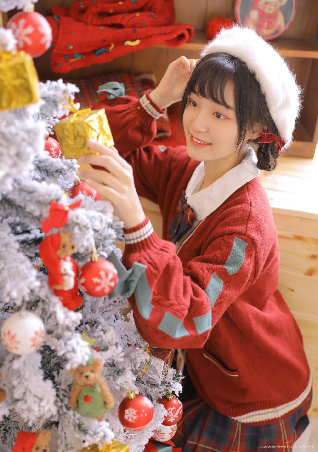甜美可爱美女红色毛衣温暖居家过圣诞主题写真图片大全
