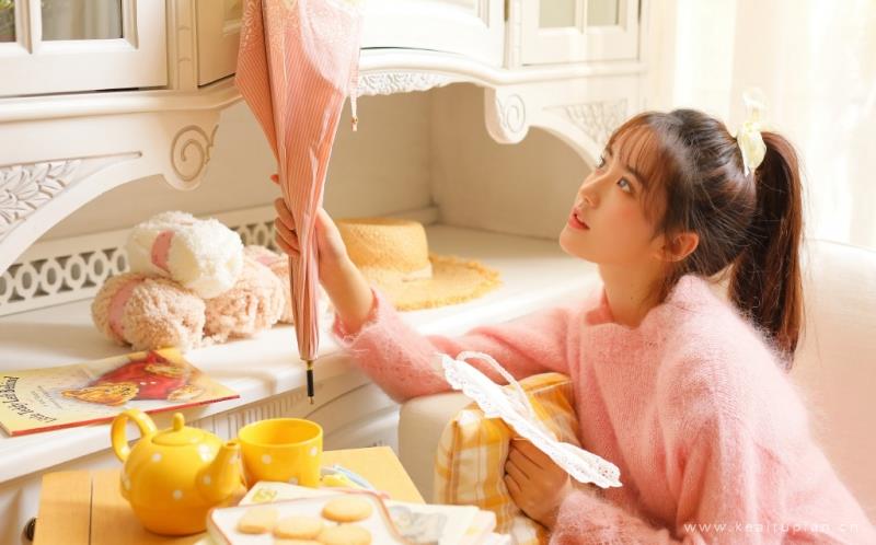 穿着粉色毛衣的高马尾美女甜美初恋风居家写真图片