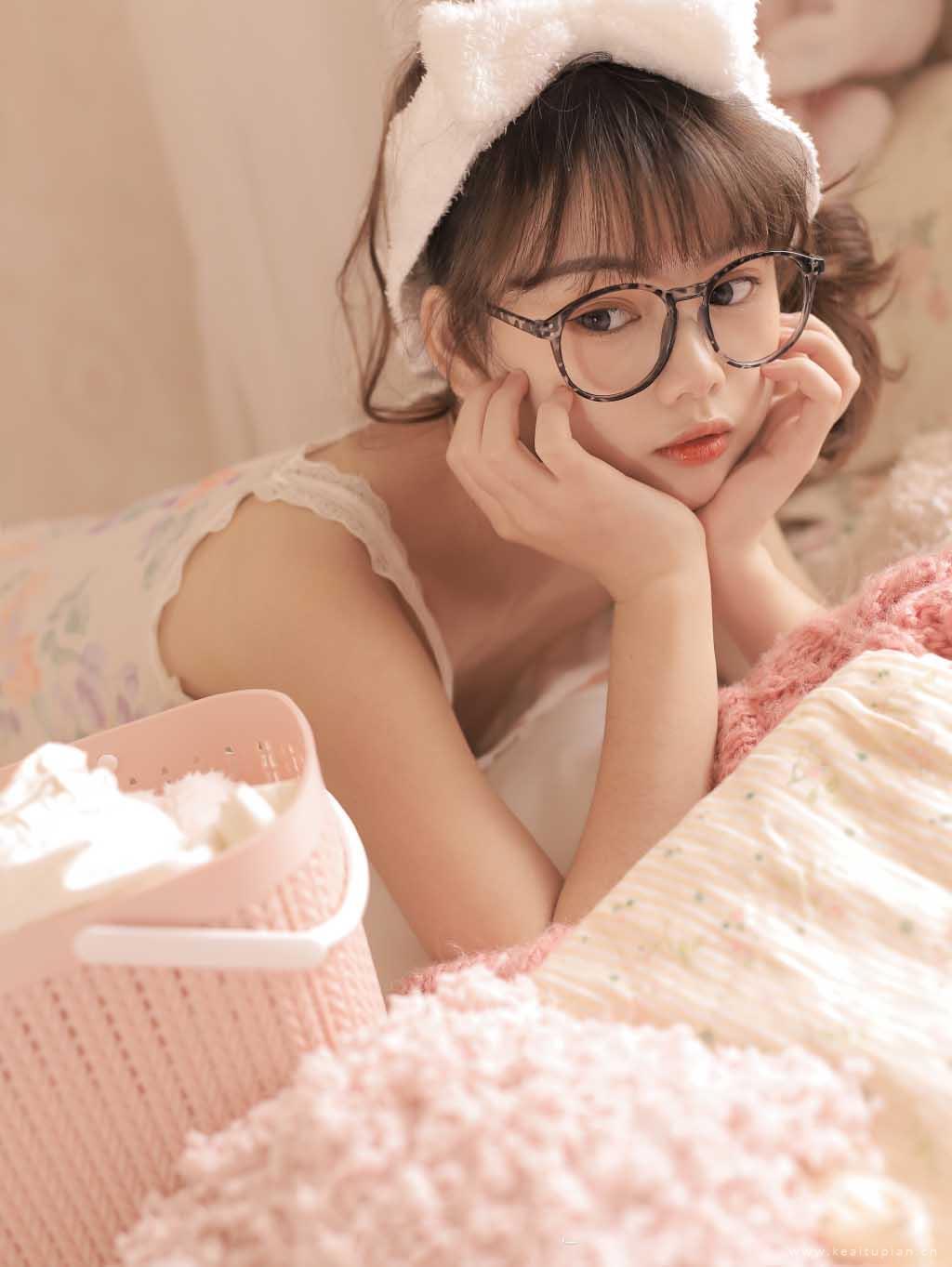 白皙清纯眼镜少女可人养眼壁纸大全