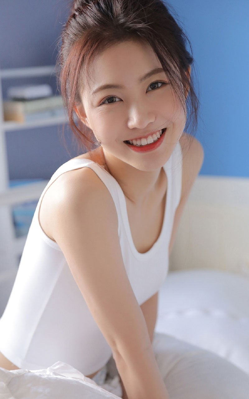 美丽笑容甜美的长腿女孩粉嫩图片