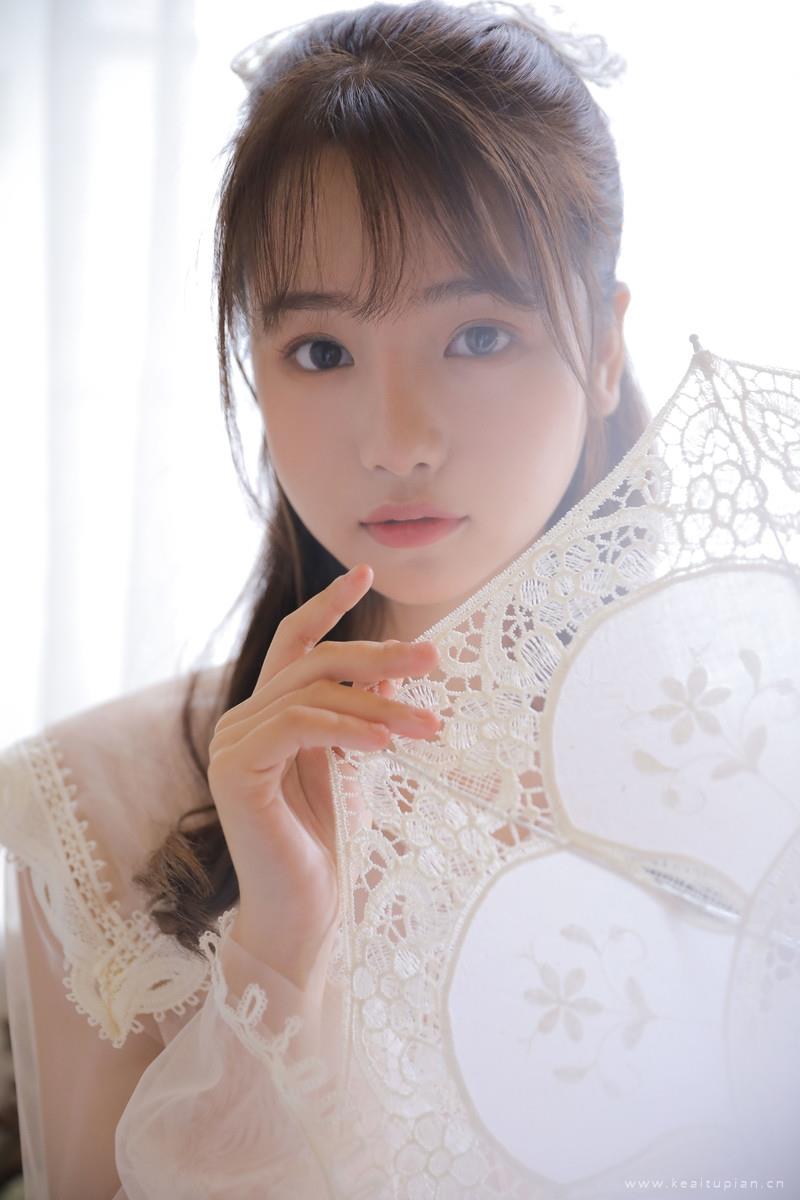 长相清秀女生欧式复古风格穿着小清新图片