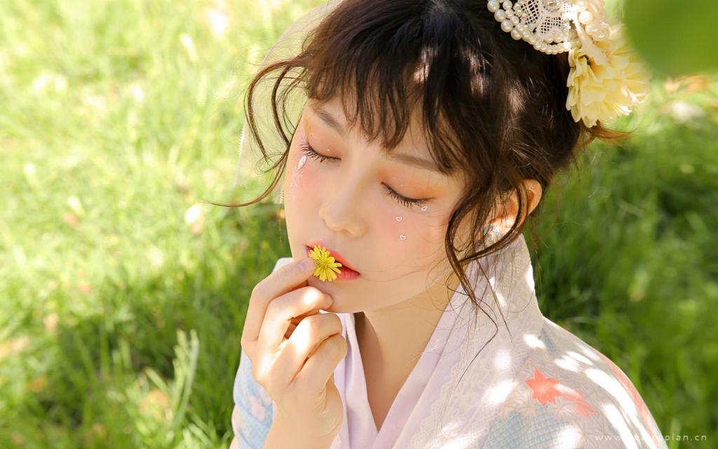 甜美可爱少女和服梦幻户外写真高清壁纸图