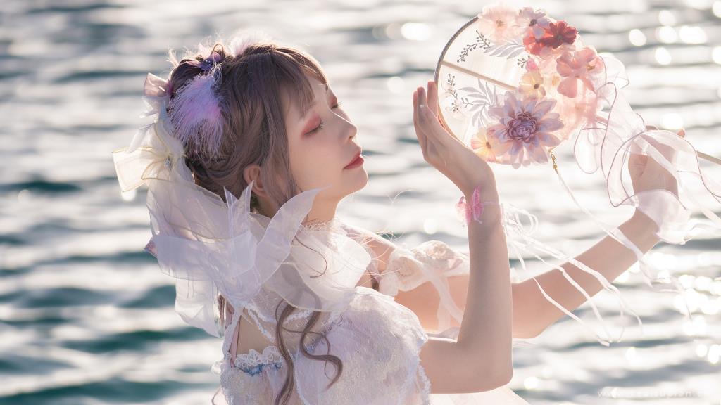 海边嬉戏的超美清纯少女高清桌面壁纸图片