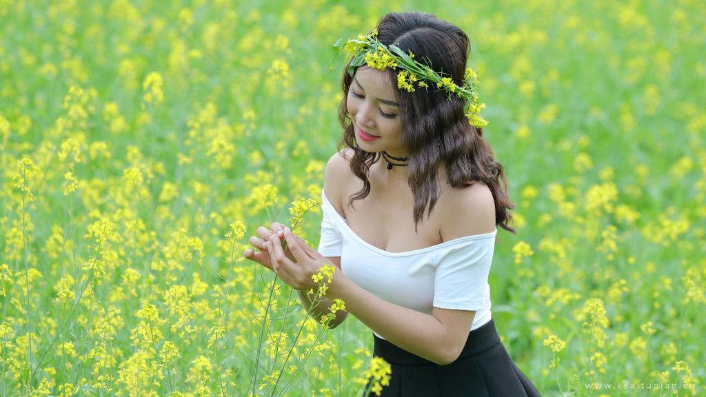 文艺森系美女油菜花田写真桌面壁纸图片