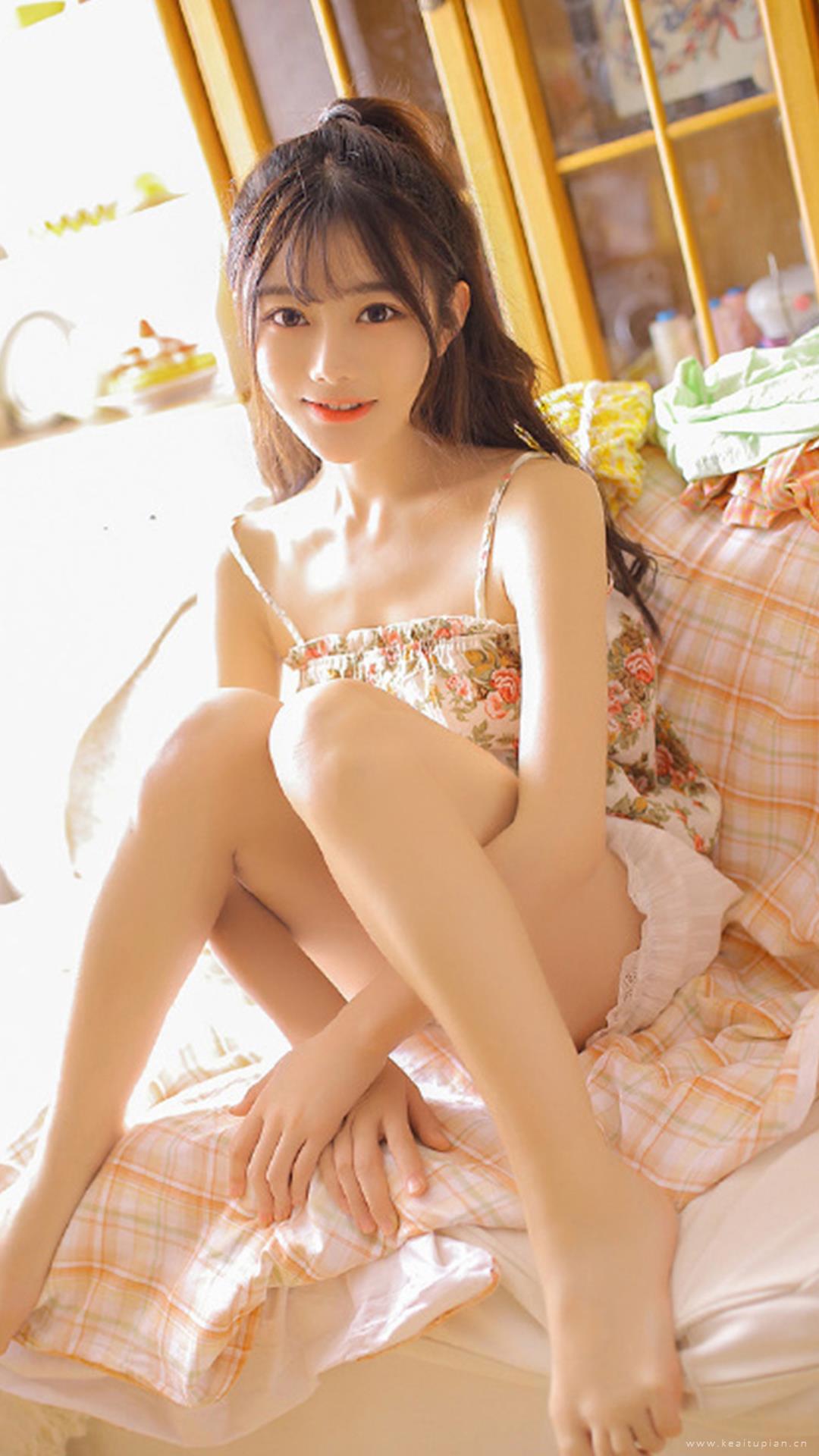 90后性感美女酥胸热裤私房写真是图片