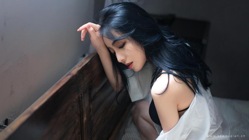 性感女神吊带诱惑诱人香肩私密写真高清壁纸图