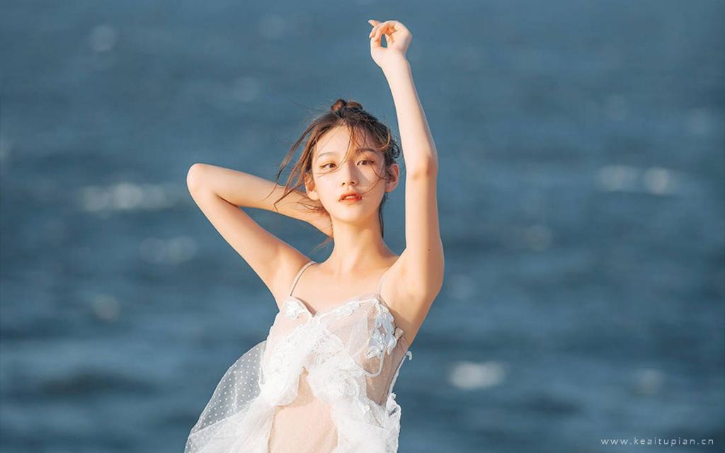 白色薄纱丸子头少女海边唯美性感写真高清图片