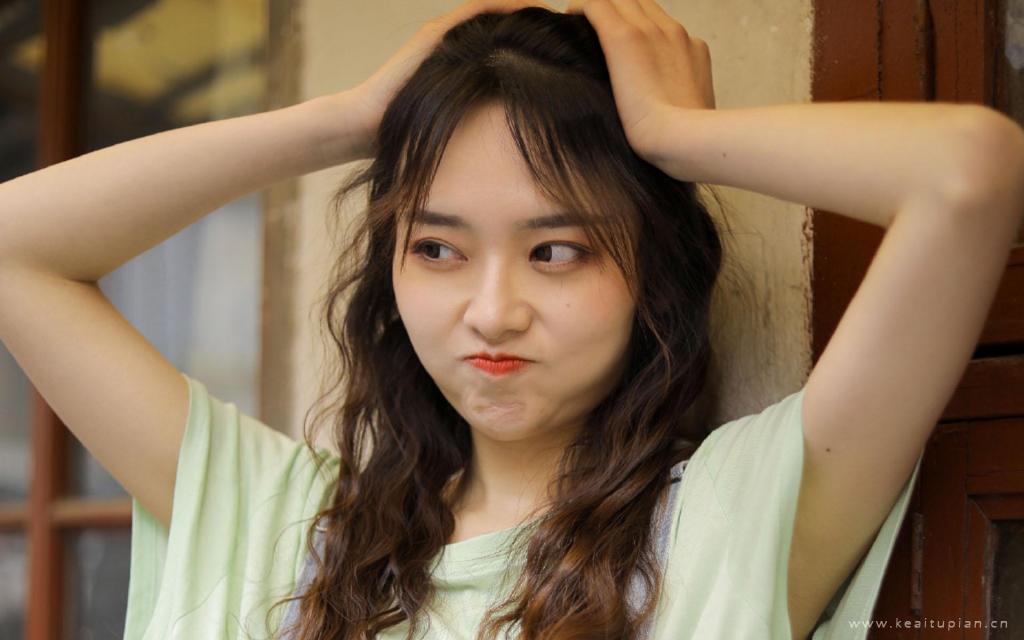 邻家女孩牛仔背带裤甜美可爱写真图片桌面壁纸