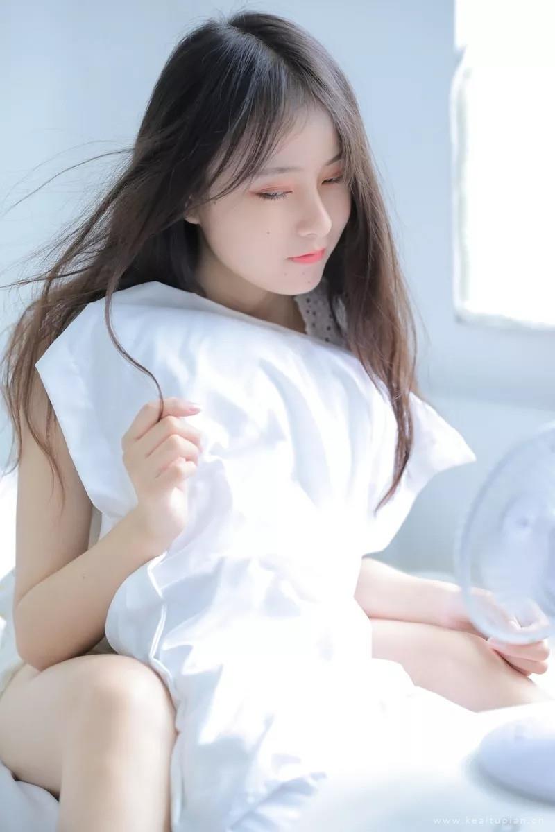 好看邻家少女白皙美腿超美私房照壁纸图片