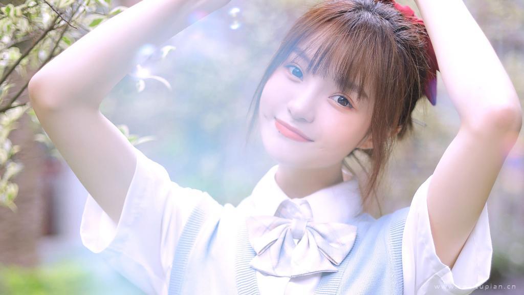 活力满满的气质制服少女甜美户外写真图片