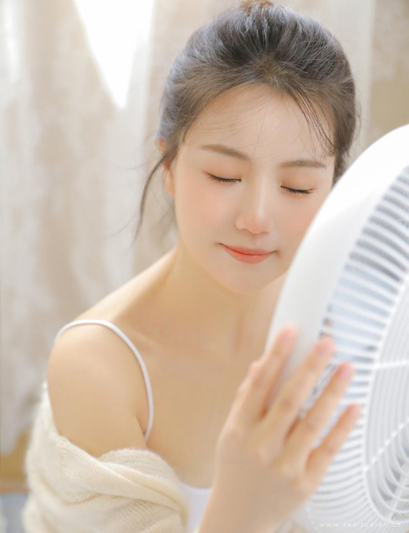 小姑娘青春靓丽街拍摄影图片