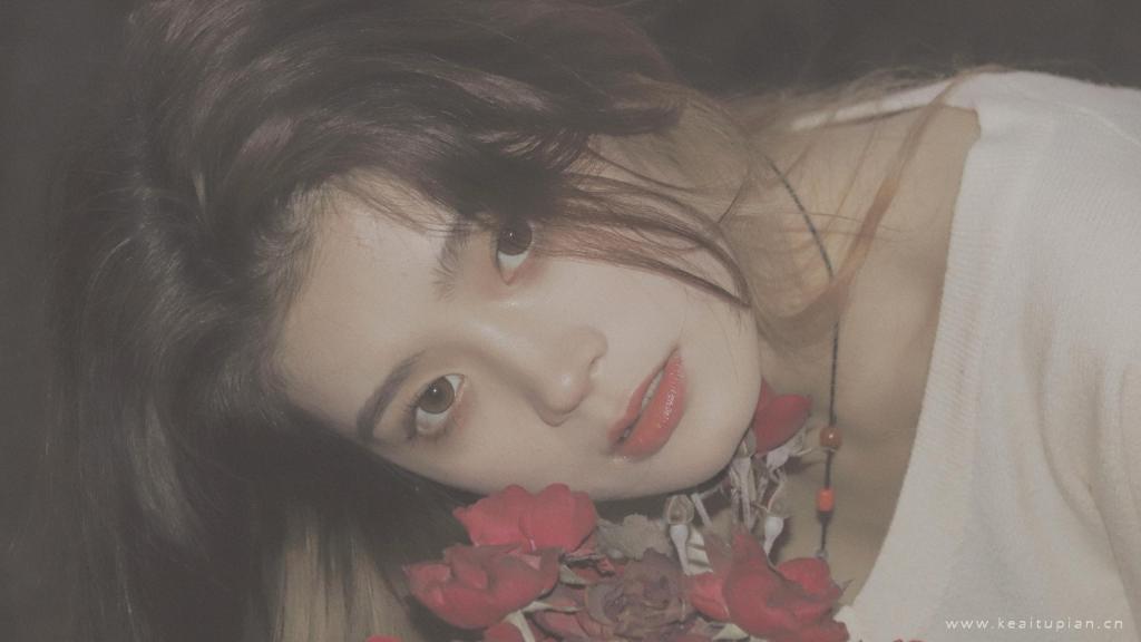 手捧红玫瑰的白衣少女复古唯美写真图片大全