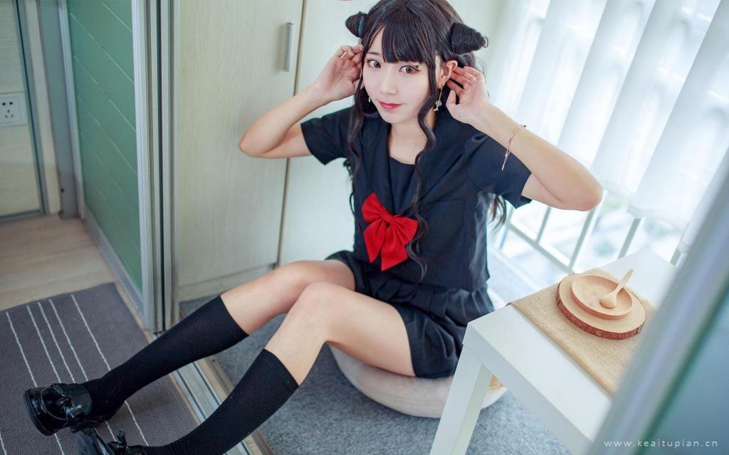 俏皮可爱黑色制服美女私房写真壁纸图片