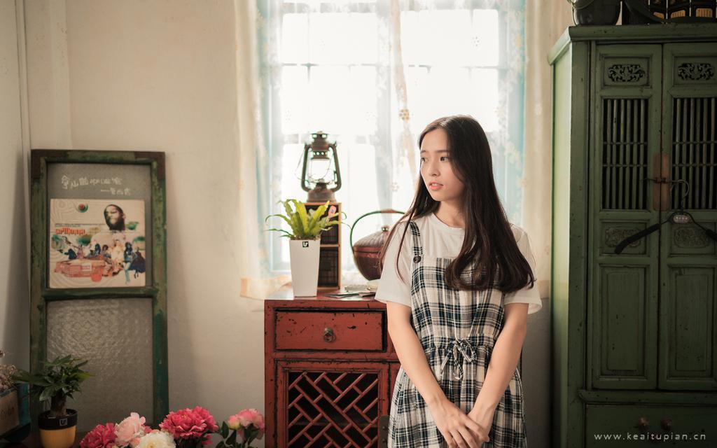 在老房子回忆旧时光唯美复古气质长发美女桌面壁纸图片