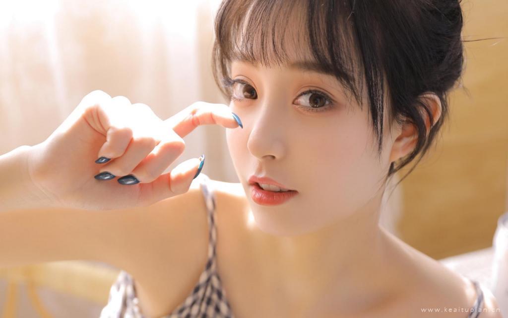 清纯吊带丸子头美女甜美白皙居家写真图片桌面壁纸