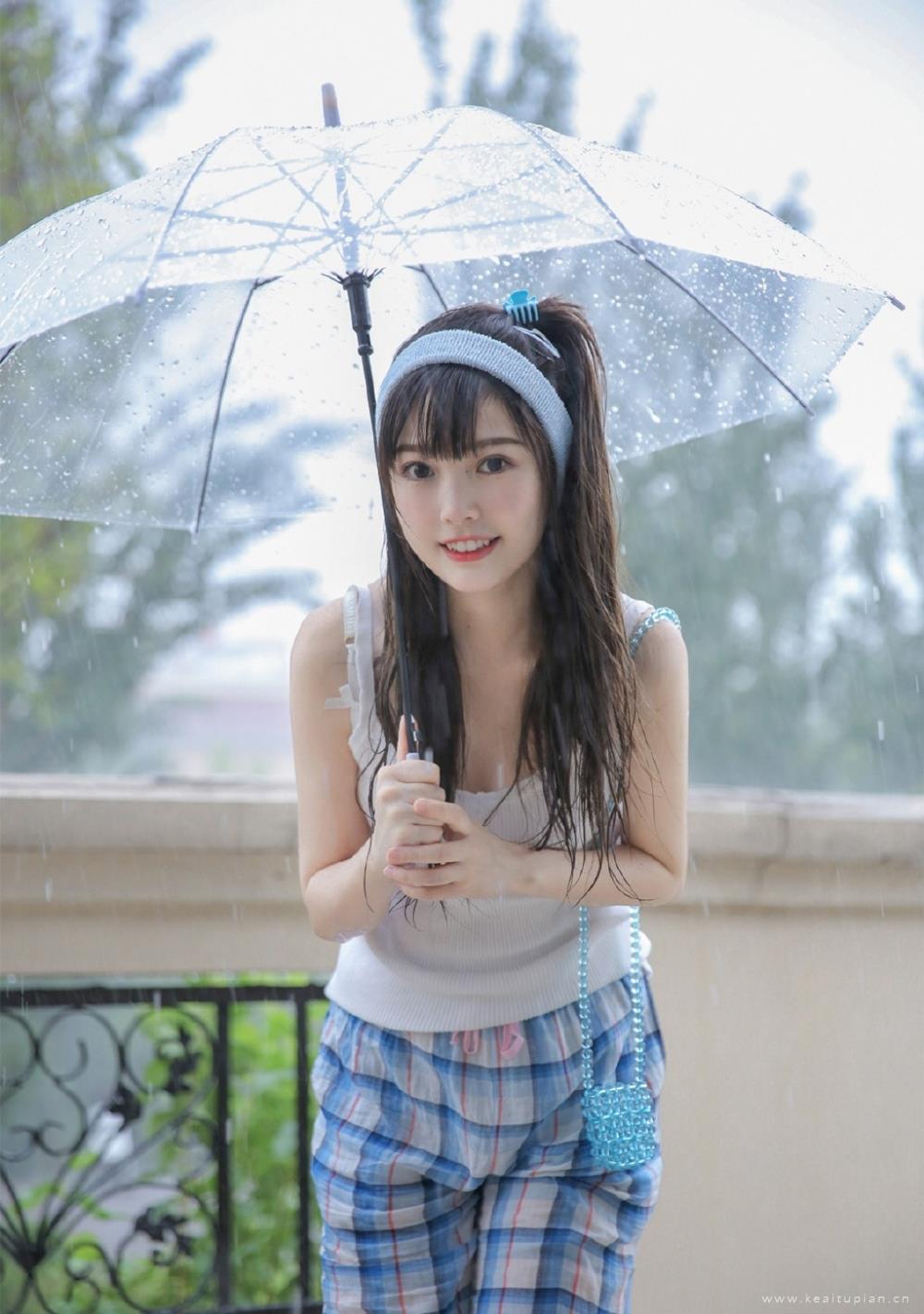 美女小清新雨天撑伞清纯且性感蓝色系壁纸图