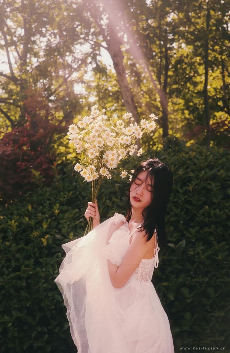 漂亮养眼的森系白裙少女小清新写真图片