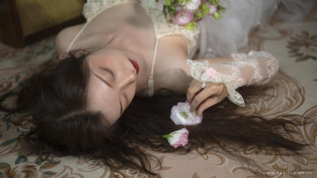 成熟御姐贵气吊带宫廷风格性感写真高清壁纸图
