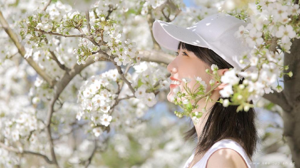 春日户外清晰淡雅棒球帽运动系女孩写真高清图片