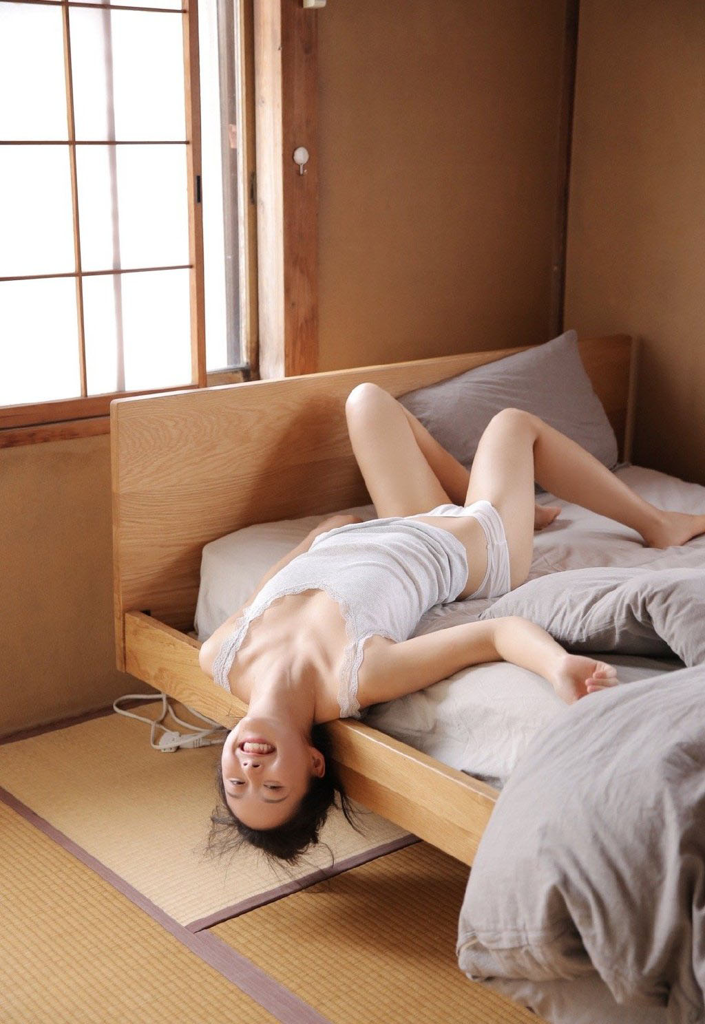短裤美女背心吊带长腿翘臀写真图片大全