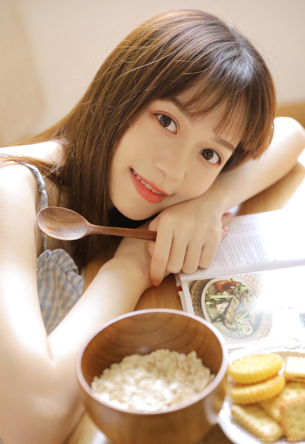 漂亮的美女清凉吊带诱惑居家写真图片大全