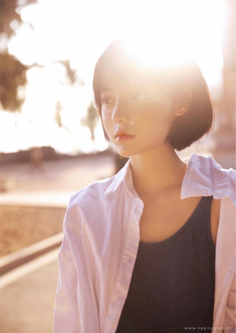 夏日清纯女生牛仔裤吊带香肩海边写真图片