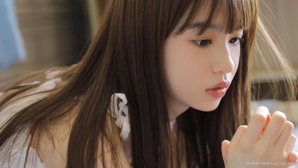 长发美女吊带性感白皙居家私房照高清电脑壁纸图