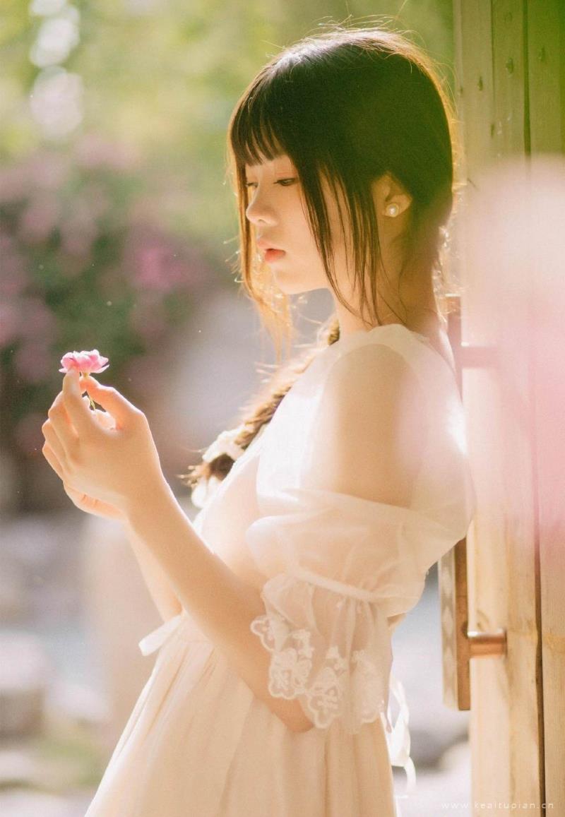 温柔可爱的邻家白裙美女清新唯美写真图片