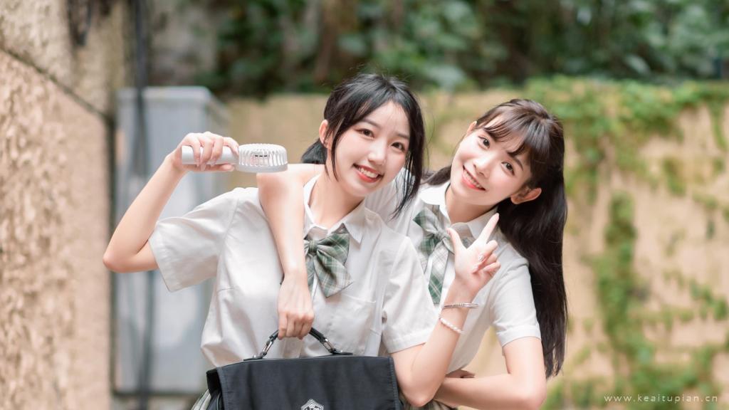 清纯元气姐妹花JK制服可爱养眼写真图片