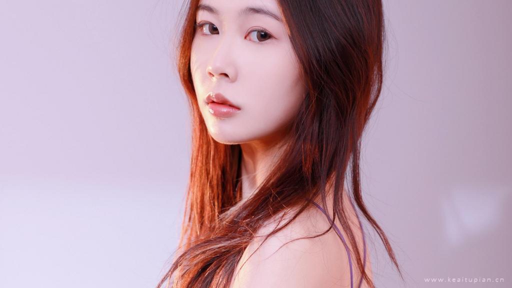 高冷有气质的长发美女高清写真桌面壁纸图片