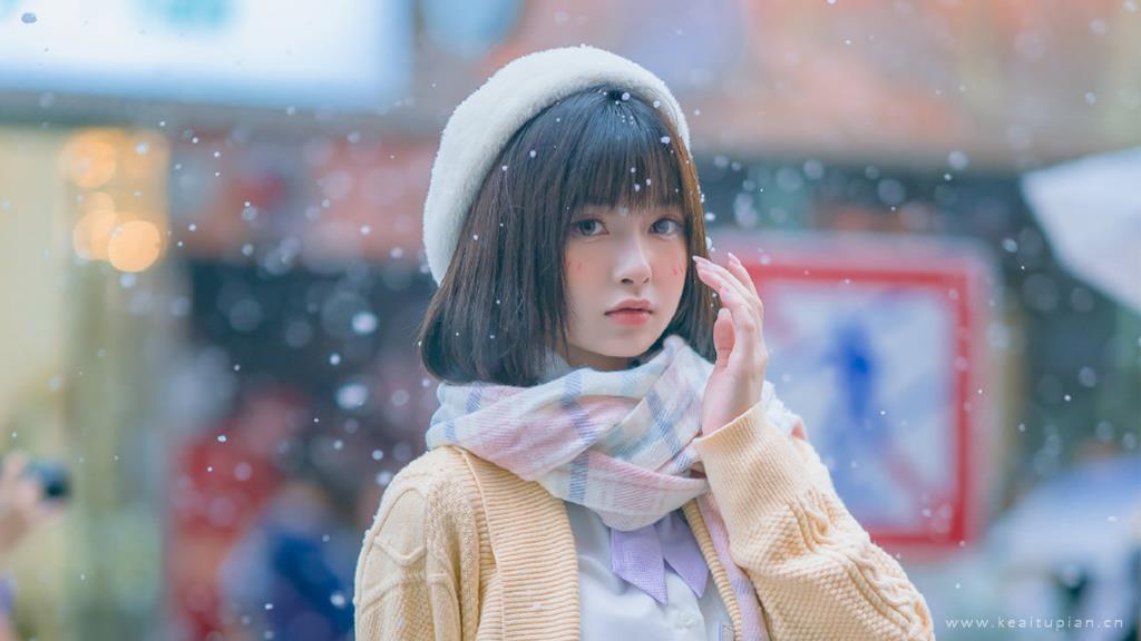 冬日初雪的街边甜美可爱少女写真图片
