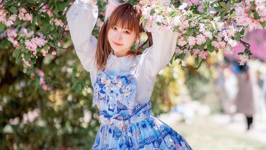 娇俏可人的双马尾女生公园写真图片