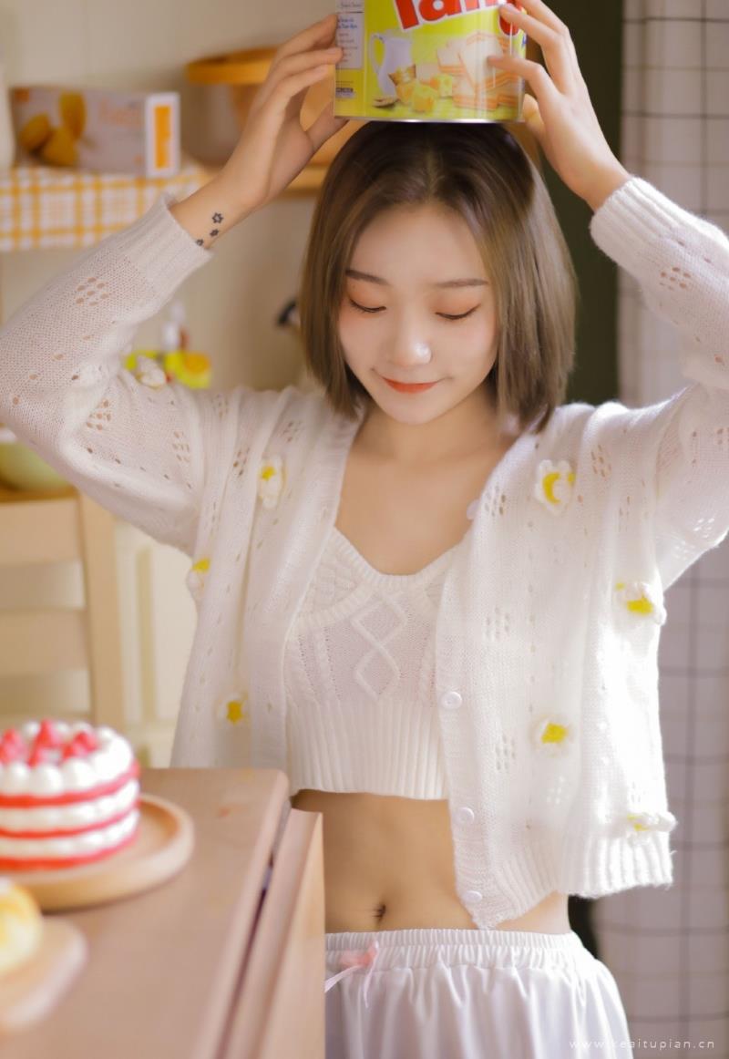 精选清纯短发女生萝莉小蛮腰写真图片