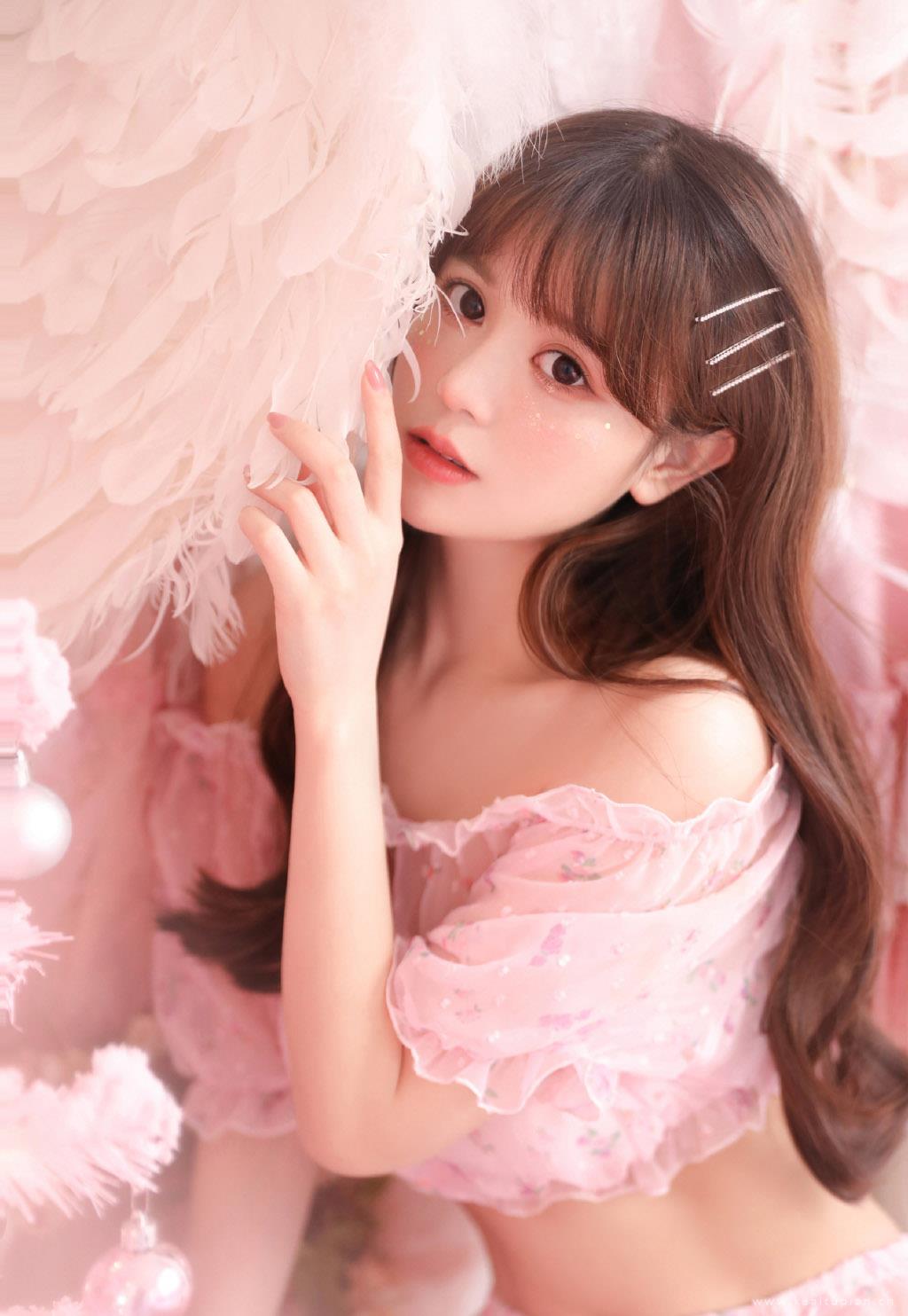 甜美迷人小蛮腰美女模特白丝袜美腿性感私房写真图片大全