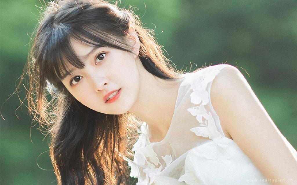 仙女气质甜美笑容治愈系少女户外写真高清图片