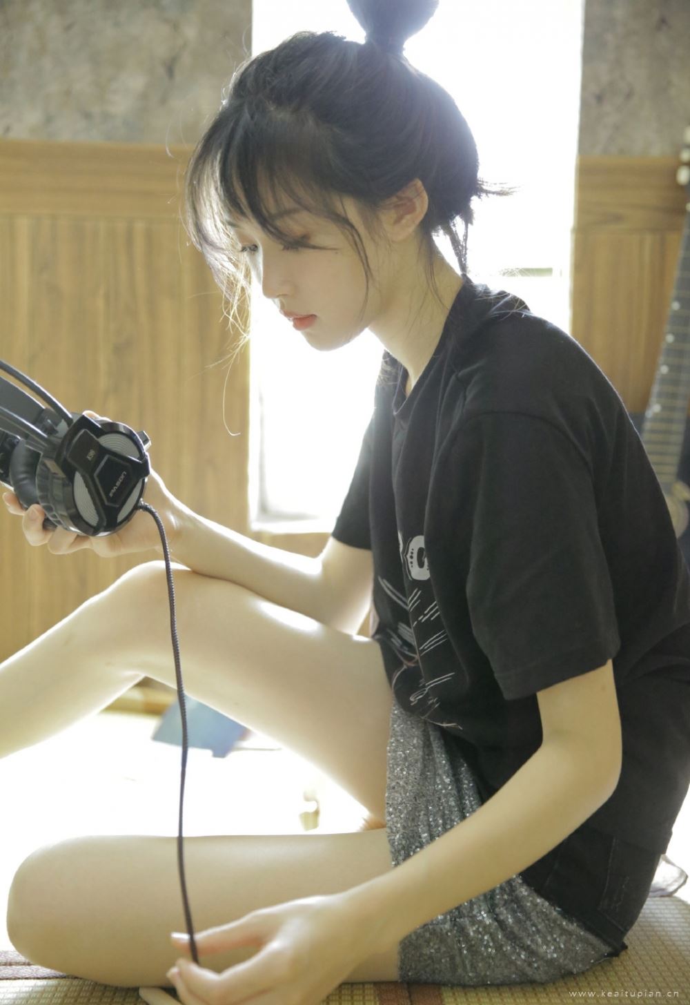 清纯好看的元气女生眼睛灵动室内个人写真图片