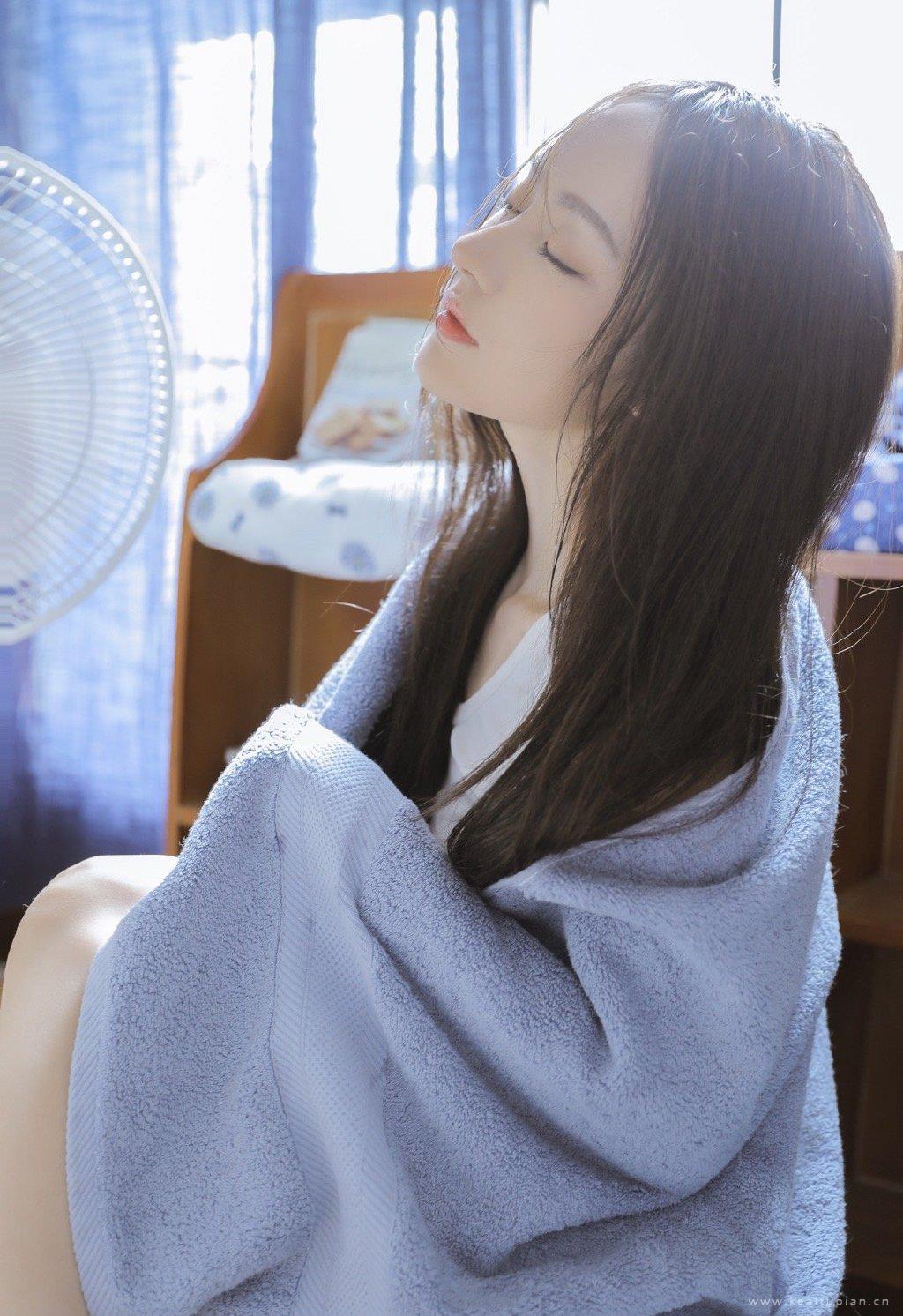 夏日风短裤少女唯美私房养眼壁纸写真