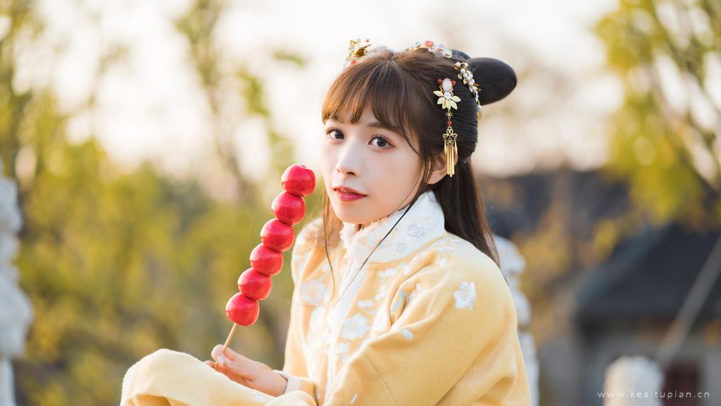 拿着串糖葫芦的汉服少女可爱古风写真图片