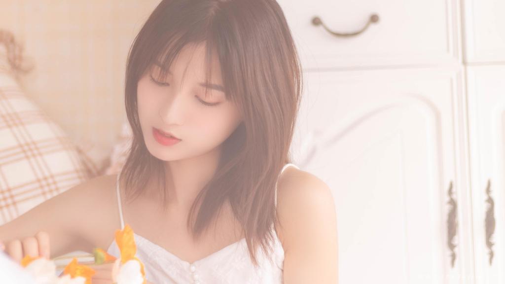 抱着玫瑰花的气质美女清新写真桌面壁纸图片