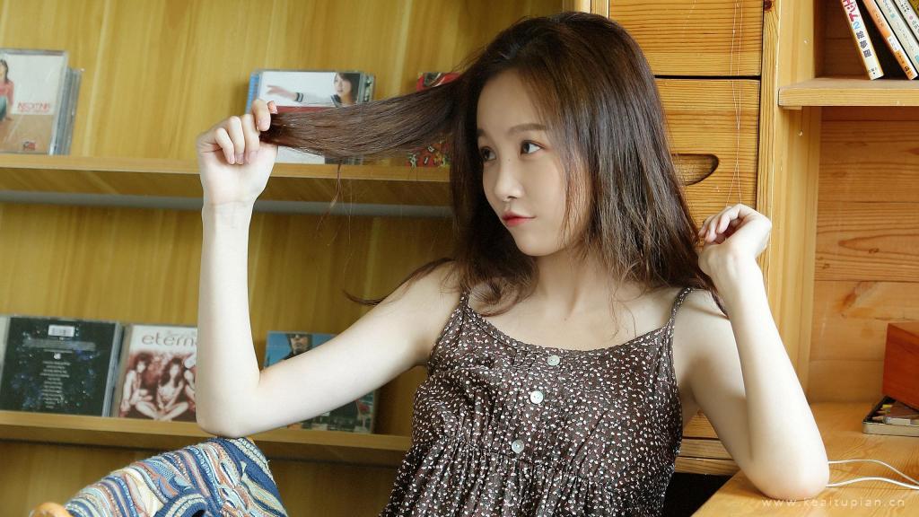 夏日碎花吊带美女甜美写真图片桌面壁纸