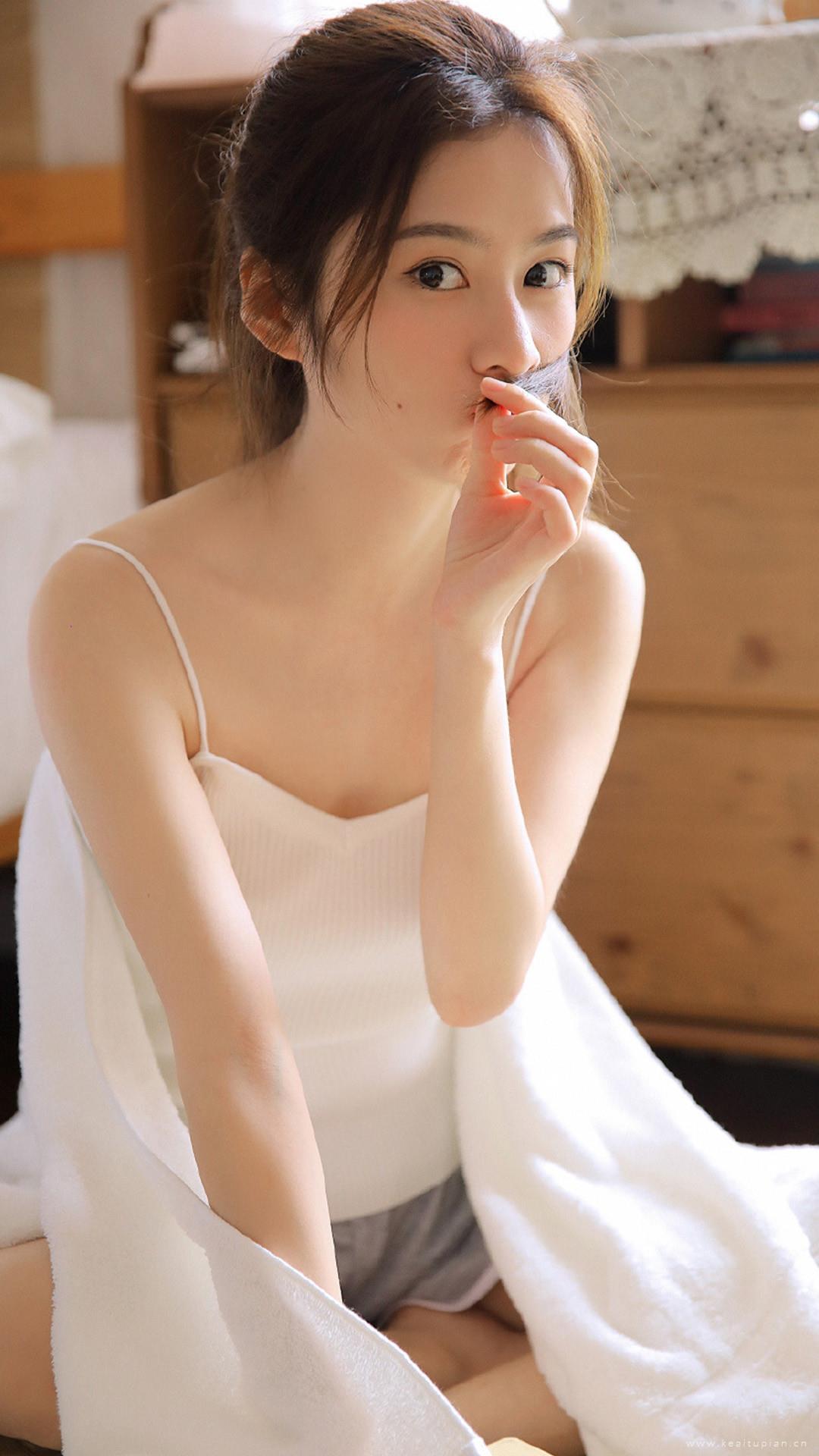 居家美女甜美清纯吊带唯美高清写真图片大全