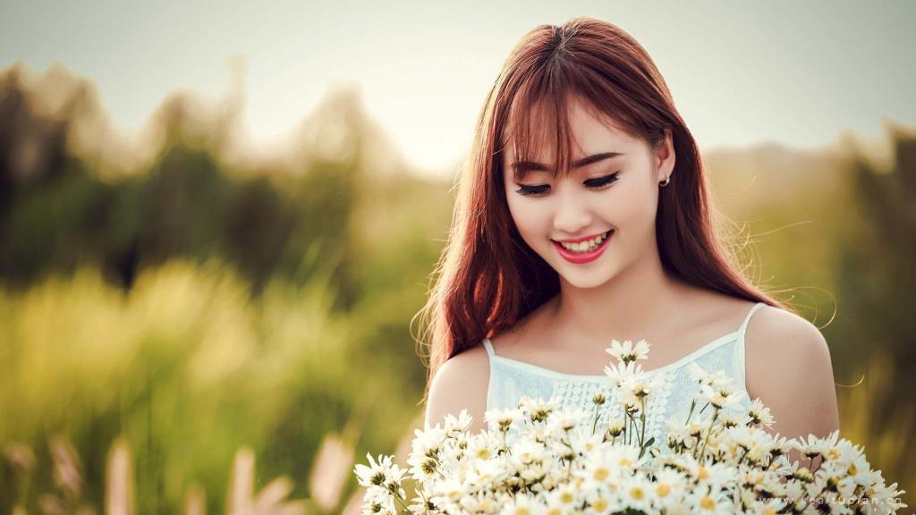 花与少女唯美小清新户外写真壁纸图片