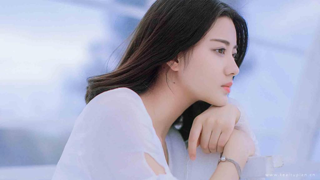 精选元气少女白色长裙清新迷人写真图片桌面壁纸